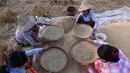 Sejumlah petani bekerja mengayak padi di sawah di Naypyitaw, Myanmar, (9/11). Di bawah pentadbiran British, Myanmar adalah negara pengeksport terbesar di dunia beras.  (AP Photo / Aung Shine Oo)