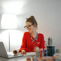 Deretan zodiak introvert ini paling menikmati bekerja di rumah selama pandemi. (pexels/andrea piacquadio).