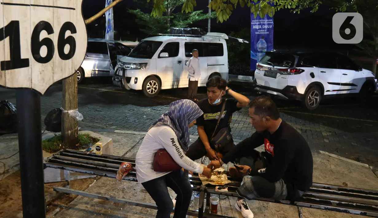 <p>Sejumlah pemudik beristirahat untuk berbuka puasa Ramadhan di tempat peristirahatan KM 166 Jalan Tol Cikopo - Palimanan, Jawa Barat, Rabu (27/4/2022). Jelang waktu berbuka puasa, tempat peristirahatan dalam tol dimanfaatkan dan dipadati para pemudik untuk beristirahat serta berbuka puasa. (Liputan6.com/Herman Zakharia)</p>