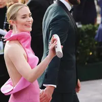 Simak di sini tampilan mewah dari perhiasan karya anak bangsa yang dikenakan oleh Emily Blunt. (Foto: Instagram/ @Emilyblunt)