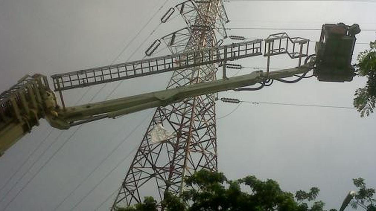 Pria berpakaian 'pocong' nekat memanjat menara SUTET