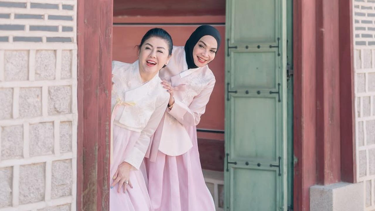 Bestie Awet Muda, 5 Potret Mami Rieta Amilia dan Desiree Tarigan Kompak Pakai Handbok Jelajahi Korea