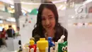 Model melihat lego di Official Store Tokopedia, Lippo Mall Puri, Kembangan, Jakarta Barat, Jumat (29/3). Official Store hadir sebagai solusi pengguna untuk membeli jutaan produk lebih dari dua ribu merek resmi dengan jaminan Pasti Ready, Pasti Ori dan Garansi 7 Hari. (Liputan6.com)