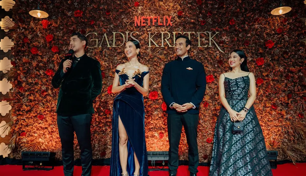 Sebagai cast utama, Dian Sastrowardoyo pancarkan aura tegas dengan gaun yang ia kenakan [@therealdisastr]