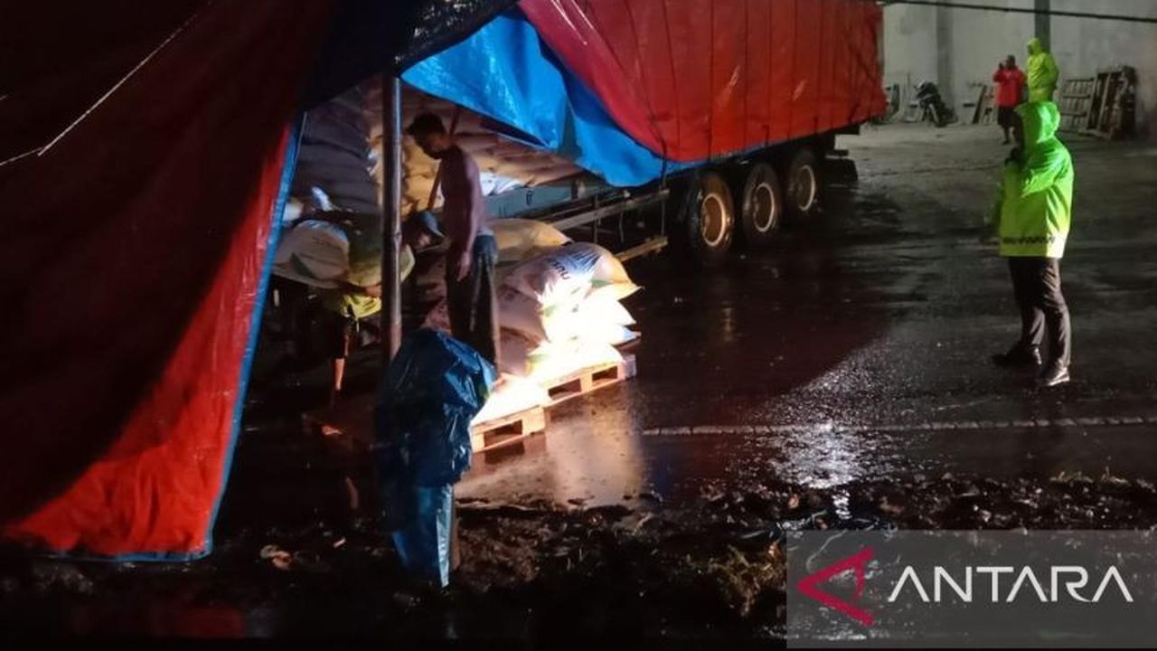 Truk Terperosok ke Selokan, Kemacetan Jalur Pantura Situbondo Lumpuhkan Arus Jawa-Bali