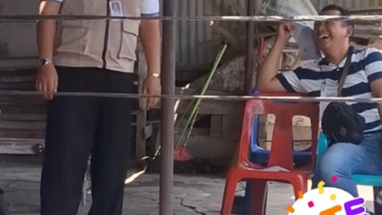"Siapa yang bawa paku? Pakunya hilang!," tutur laki-laki itu dengan lantang.