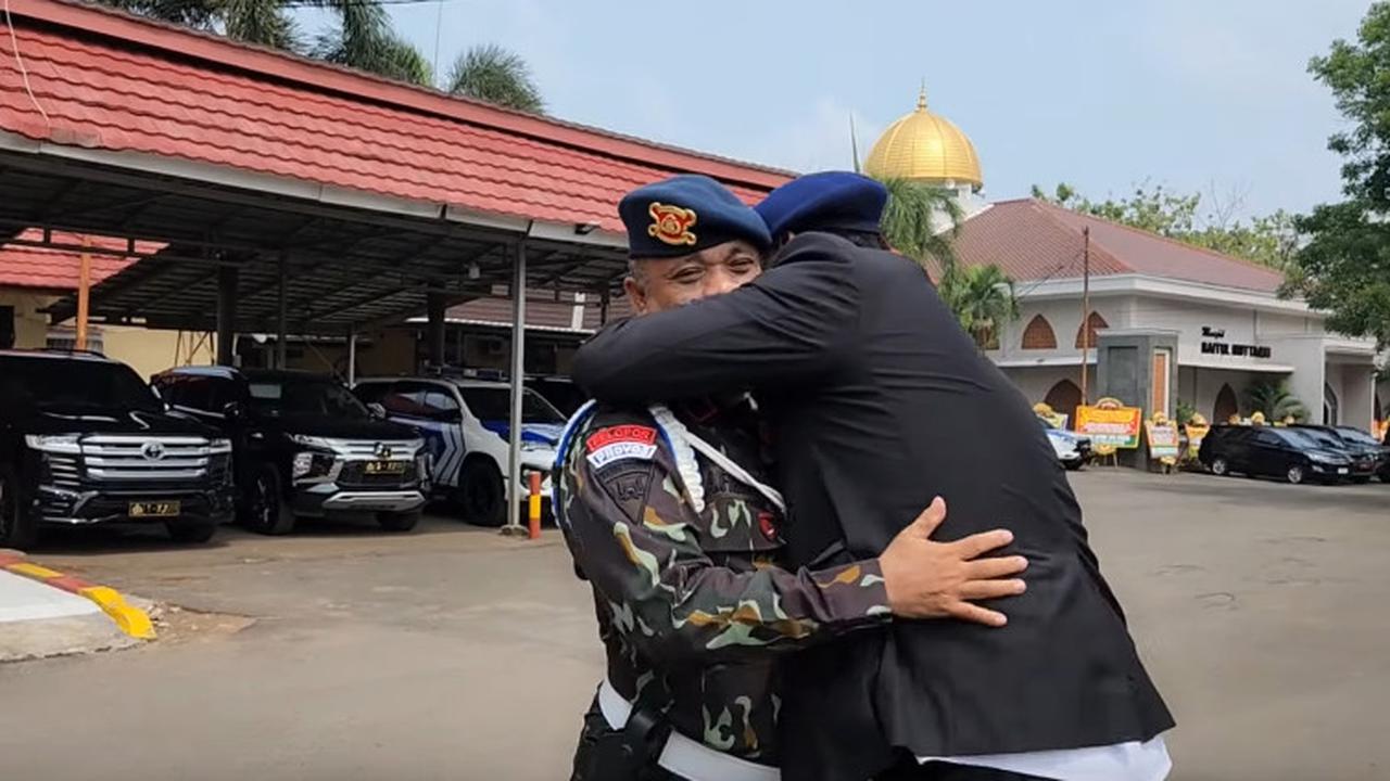Sukses Jadi Anggota Dewan, Regen Abdul Aris Rangkul Sang Komandan Brimob Sambil Menangis Sesenggukan