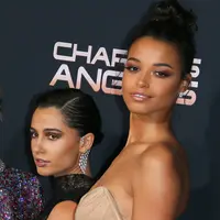 Aktris Kristen Stewart, Naomi Scott dan Ella Balinska berpose saat menghadiri pemutaran perdana film "Charlie's Angels" di teater Regency di Westwood, California (11/11/2019). Film Charlies Angels yang disutradarai Elizabeth Banks akan tayang pada 13 November 2019. (AFP/Jean-Baptiste Lacroix)