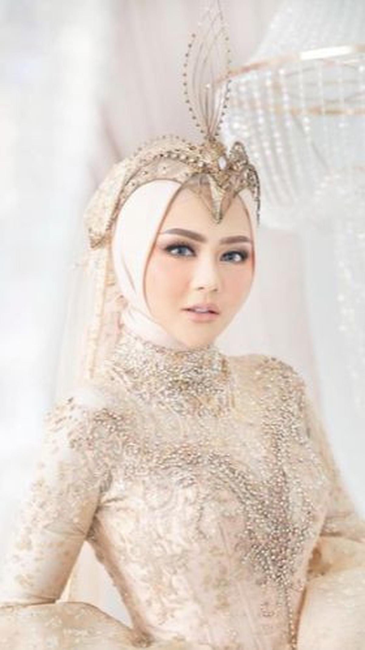 Katy Perry Indonesia, Jenita Janet yang dikenal dengan rambut palsu warna-warninya mengejutkan publik di tahun 2023. Pada pertengahan tahun, Janet memutuskan untuk menutup aurat dan tak banyak tampil di tv demi total melakukan hijrah.
