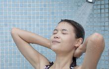 Awas! Mandi air panas ternyata berbahaya untuk kulit