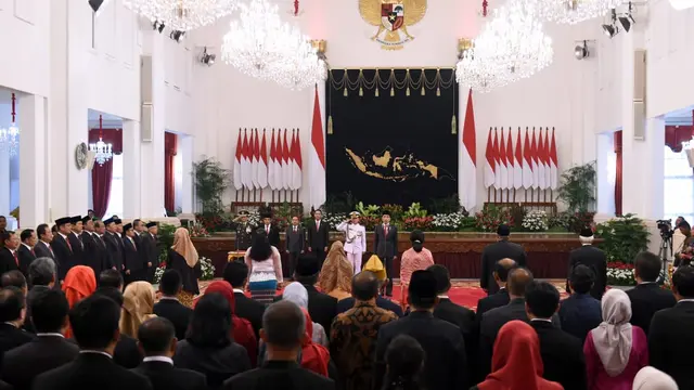 Presiden Joko Widodo atau Jokowi menganugerahkan gelar Pahlawan Nasional kepada enam orang tokoh