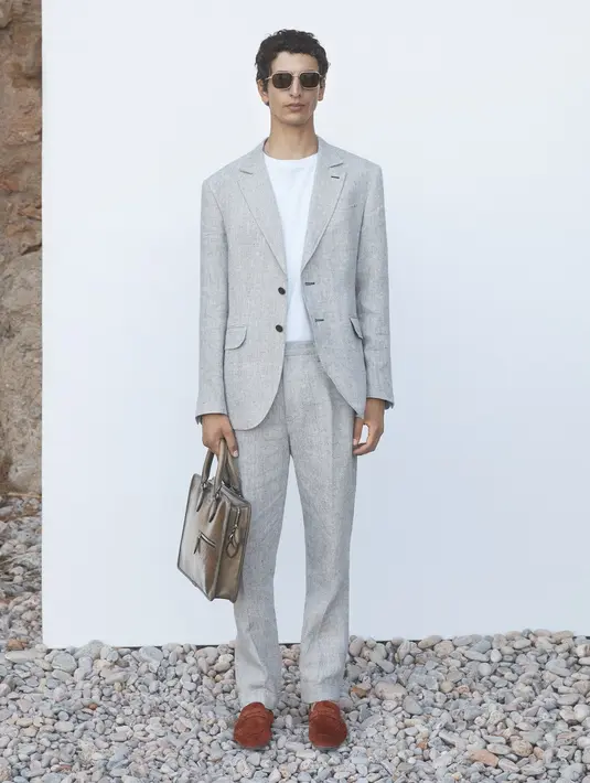 Untuk tampilan paling elegan, kita melihat blazer kasmir berwajah ganda, mewujudkan koleksi keahlian kosmopolitan.