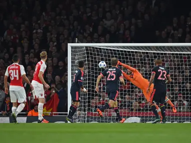 Kiper Arsenal, Petr Cech menghalau bola tendang gelandang Bayern Muenchen, Arturo Vidal pada pertandingan liga Champions di Emirates Stadium, London, Inggris  (20/10/15). Arsenal menang atas Muenchen dengan skor 2-0. (Reuters/Tony O'Brien)