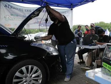 Petugas melakukan uji emisi gas buang kendaraan di Lapangan  Parkir IRTI Monas, Jakarta, Selasa (2/11/2021). Dinas Lingkungan Hidup DKI Jakarta menjelaskan ada 15 bengkel dan kios pelaksana uji emisi di Ibu Kota yang bisa dimanfaatkan warga. (Liputan6.com/Faizal Fanani)