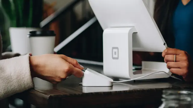 Tarik tunai tanpa kartu/dok. Unsplash Patrick