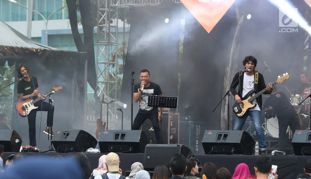 Vokalis grup band era 90 an Kidnap Katrina, Anang Hermansyah (tengah) saat tampil pada gelaran The 90’s Festival di Gambir Expo Kemayoran, Jakarta, Sabtu (10/11).The 90’s Festival kali ini merupakan yang keempat. (Liputan6.com/Helmi Fithriansyah)