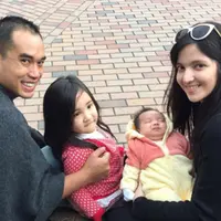 Nia Ramadhani berserta suami memboyong kedua buah hatinya Mikhayla dan Mainaka untuk menikmati pesona kota Hongkong. (viainstagram@ramadhaniabakrie/Bintang.com)