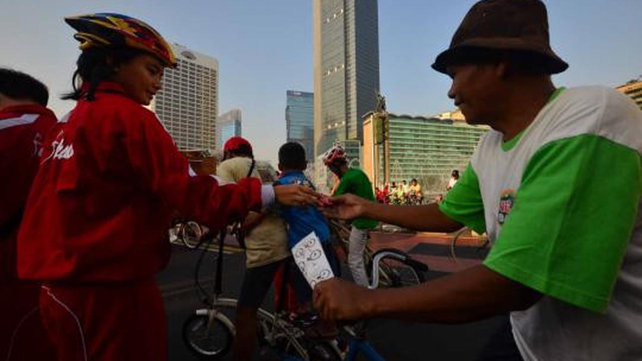 Atlet Jakarta bagikan pin dan topi PON 
