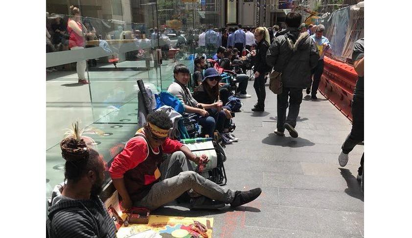 Puluhan orang berkemah, mengantre di depan sebuah Apple Store di Sydney, Australia (Sumber: News.com.au - Marcus Barsoum)