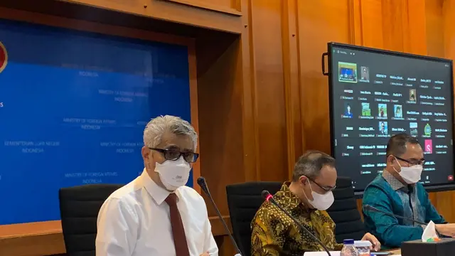 Abdul Kadir Jailani (kiri), Dirjen Asia Pasifik dan Afrika dalam press briefing, Kamis (13/1/2022).
