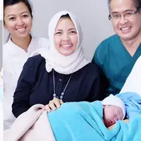 Selain Atiqah Hasiholan dan Rio Dewanto, perasaan senang juga diungkapkan oleh neneknya, Ratna Sarumpaet. Anak pertama Rio dan Atiqah ini merupakan cucu pertama perempuannya. Lantaran sebelumnya memiliki 5 cucu semuanya laki-laki. (Instagram/riodewanto)