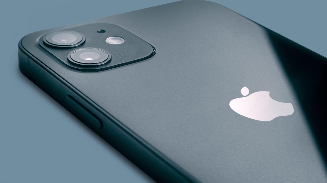 Yang membuat masalah ini semakin membingungkan adalah tidak adanya pernyataan resmi dari Apple sendiri.