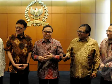 Ketua MPR Zulkifli Hasan (tengah), Wakil Ketua MPR Oesman Sapta (kedua kanan), Wakil Ketua MPR E.E. Mangindaan (kanan), Mendikbud Anies Baswedan (kiri) dan Mendagri Tjahjo Kumolo (kedua kiri), Jakarta, Rabu (4/2/2015). (Liputan6.com/Andrian M Tunay)