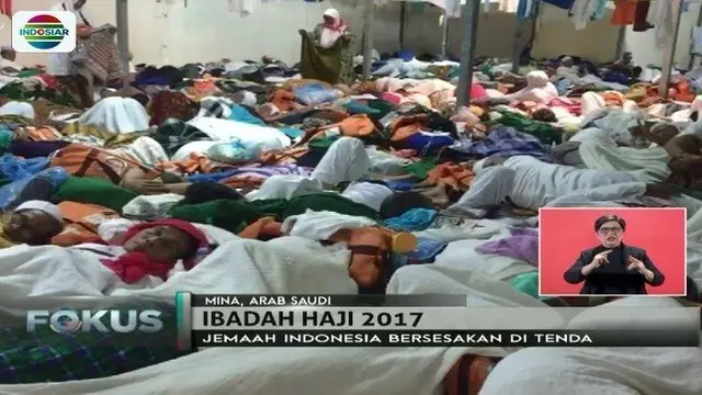 Kapasitas tenda yang tak cukup, para jemaah haji Indonesia saling berdesakkan di Mina, Arab Saudi.