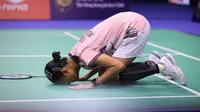 Tunggal putri Putri Kusuma Wardani sujud syukur usai mengalahkan Tomoka Miyazaki pada laga semifinal Hong Kong Open 2024 di Hong Kong Coliseum, Sabtu (14/9). Putri KW menang&nbsp;22-20, 21-23, dan 21-18. (foto: PP PBSI)