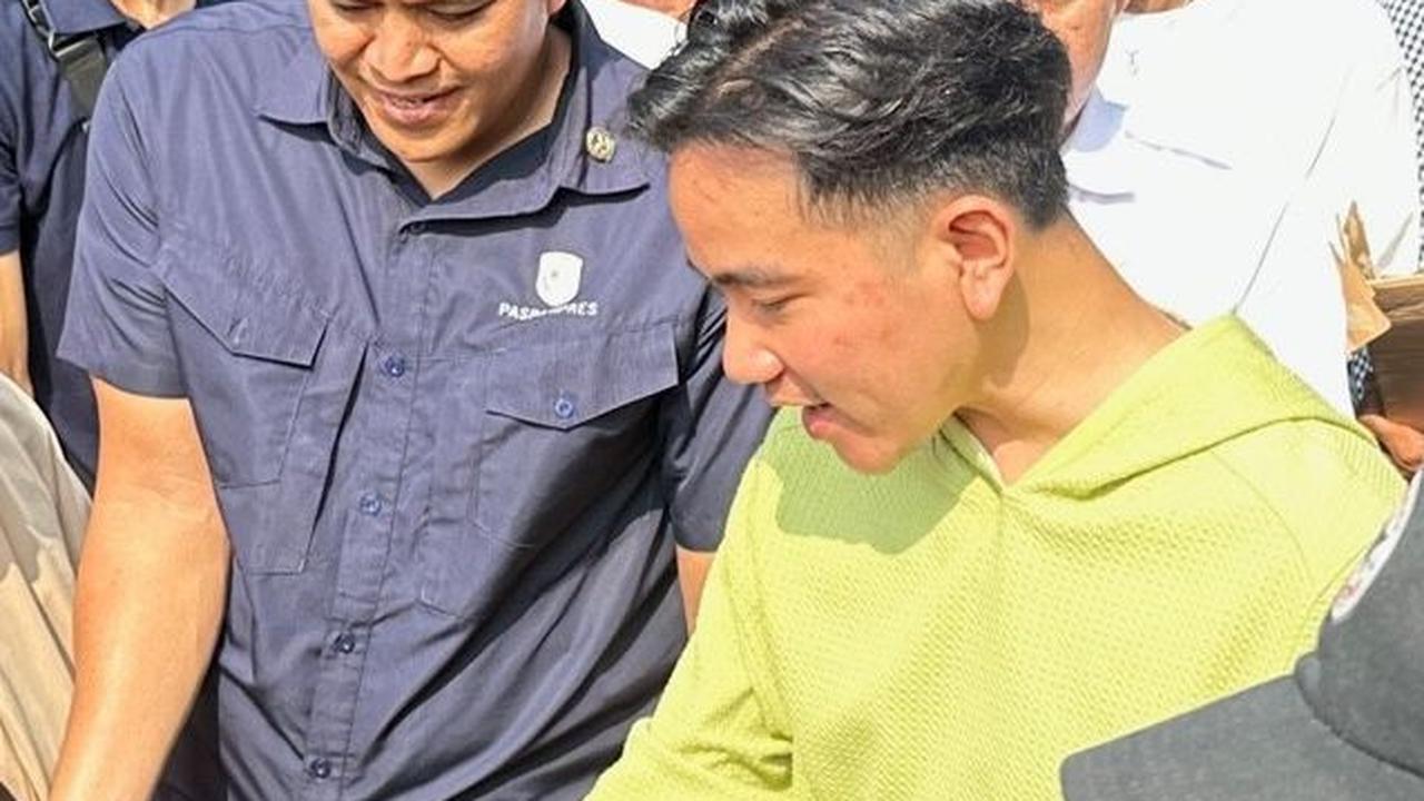 “Salah satunya ini belanja masalah,” kata Gibran singkat.