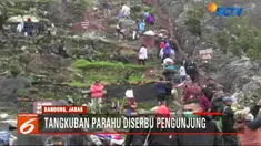 Di tengah tiupan anging kencang dan berkabut, obyek wisata ini terus dipadati wisatawan.