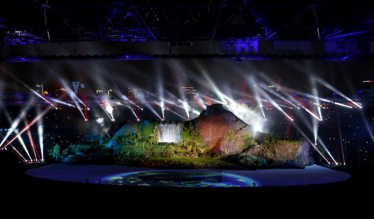 Warganet lain, @rammang.nixon menilai opening ceremony Asian Games 2018 membuktikan kemampuan Indonesia.