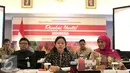 Menko PMK Puan Maharani memberikan keterangan saat rapat khusus di Kantor Menko PMK, Jakarta, Selasa (2/2). Rapat membahas nasib ribuan pengungsi Gafatar yang berada di penampungan usai mereka diusir penduduk di Kalimantan. (Liputan6.com/Angga Yuniar)