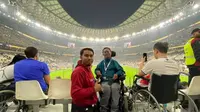 Cerita Penyandang Disabilitas Asal Bandung Faisal Rusdi (tengah, kursi roda) Nonton Piala Dunia di Stadion Lusail Qatar ditemani tim mobility asistance Daeng Sila (jaket merah). Foto: Dok Pribadi.