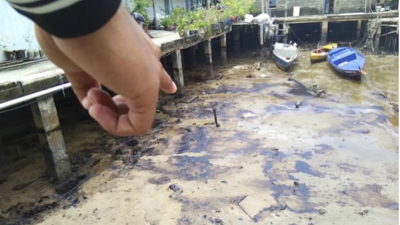 Limbah Minyak Hitam Cemari Perairan Tanjungpinang