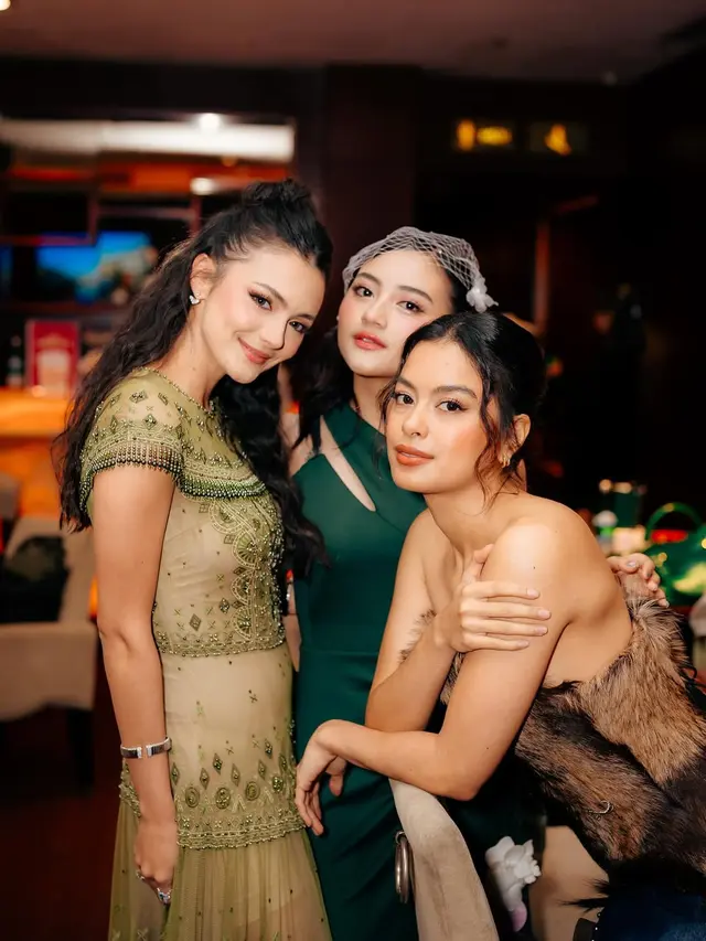 Gaya Kontras Amanda Rawles dengan Lehenga Dress dan Eva Celia yang Bergaya Edgy di Premiere Film Terbaru