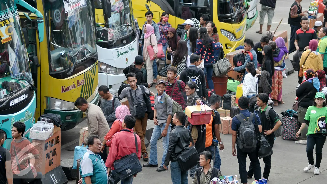 20160701- Pemudik Mulai Serbu Terminal Kampung Rambutan-Jakarta- Yoppy Renato