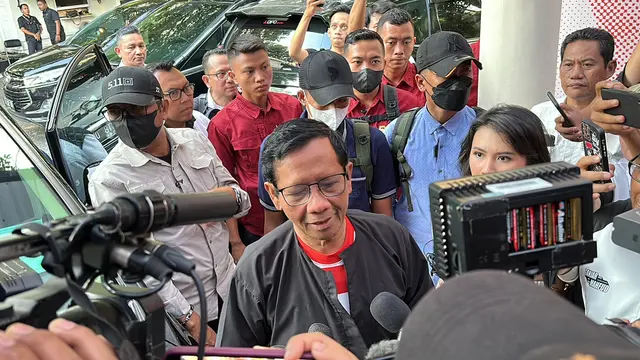 Cawapres Mahfud Md di Media Center Teuku Umar, Menteng jelang debat cawapres di JCC, Jakarta, Jumat (22/12/2023).