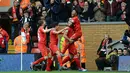 Gelandang Liverpool asal Inggris Raheem Sterling (kanan) merayakan dengan rekan tim setelah mencetak gol ketiga saat laga pertandingan sepak bola Liga Utama Inggris antara Liverpool melawan Arsenal di Anfield, Liverpool, barat laut Inggris, Sabtu (8/2/14)