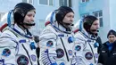 Astronot AS Anne McClain (kiri), kosmonot Rusia Оleg Kononenko (tengah), dan astronot CSA David Saint Jacques bersiap meluncur ke Stasiun Luar Angkasa Internasional (ISS) di Baikonur, Kazakhstan, Senin (3/12). (AP Photo/Dmitri Lovetsky, Pool)