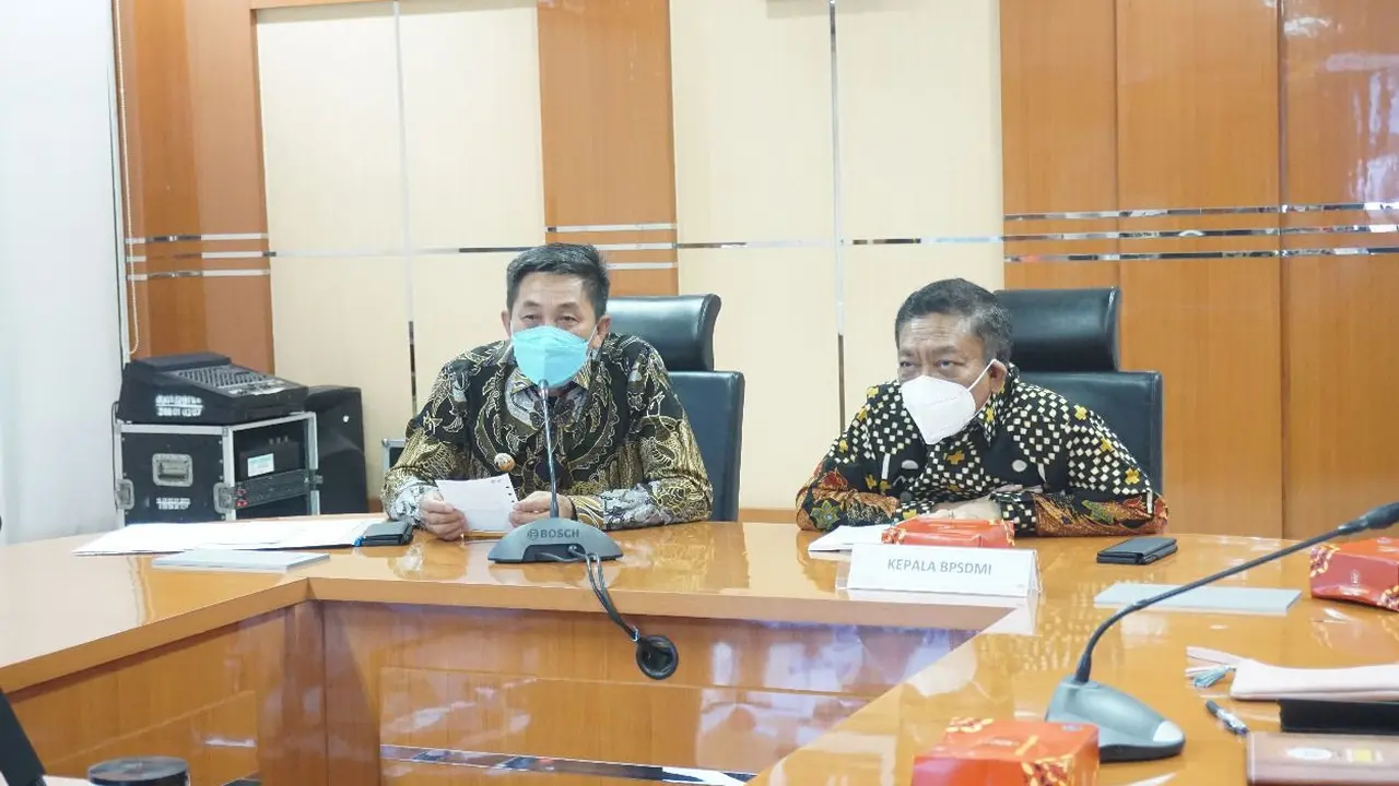 Kepala BPSDMI Kementerian Perindustrian, Arus Gunawan (kanan) bersama Bupati Morowali, Taslim (Kiri) melakukan penandatanganan MoU Pengembangan Program Pendidikan Setara Diploma Satu Vokasi Industri. (Dok Kemenperin)