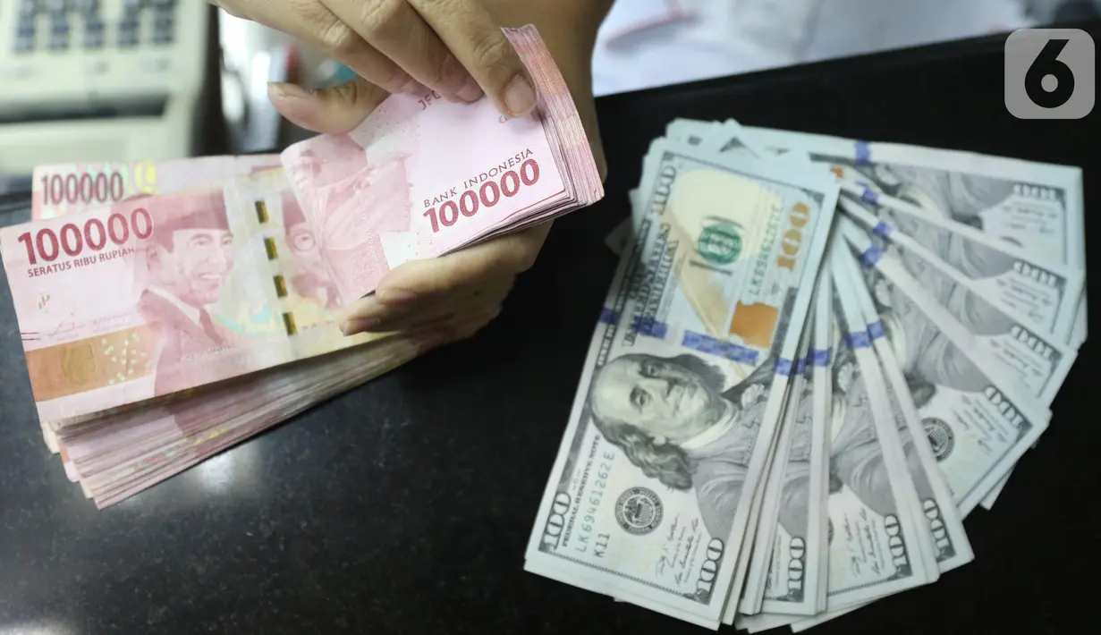 Teller menghitung mata uang rupiah dan dolar AS di Jakarta, Selasa (15/10/219). Hari ini rupiah ditutup melemah terhadap dolar AS. (Liputan6.com/Angga Yuniar)