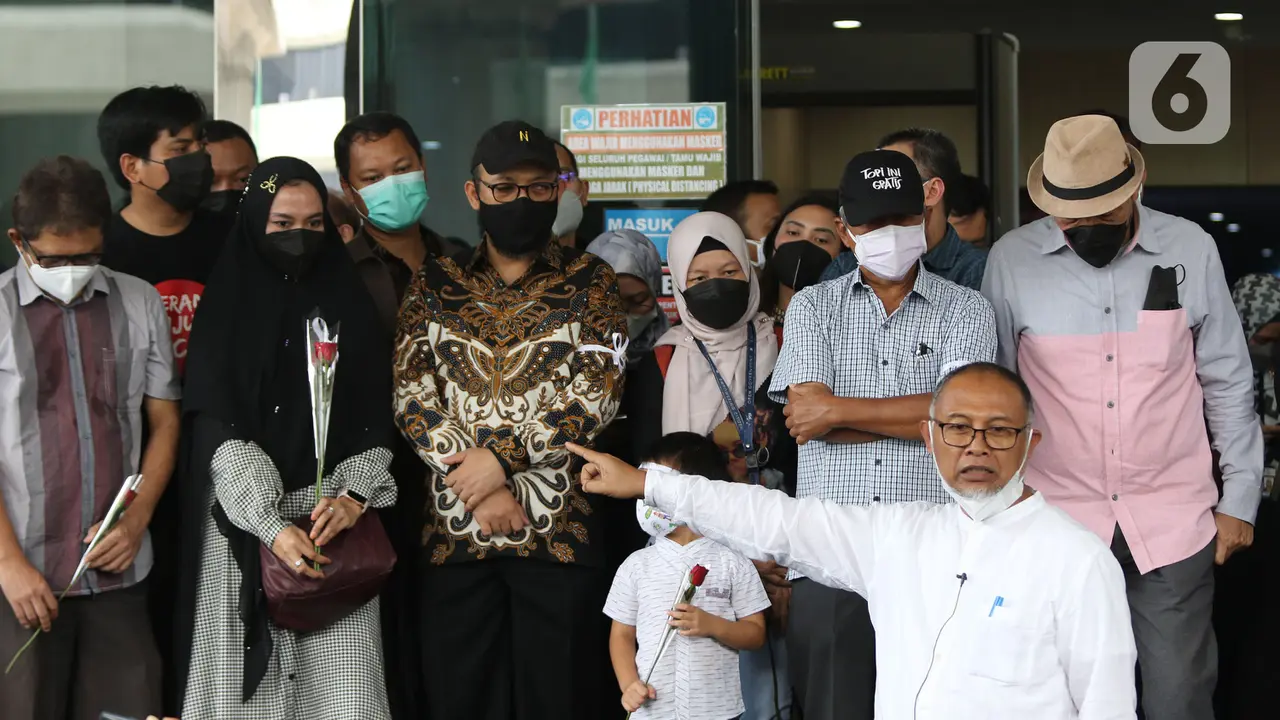 FOTO: Momen Novel Baswedan dkk Tinggalkan Gedung Merah Putih KPK
