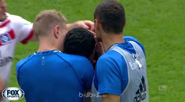 Hamburg terdegradasi untuk pertama kalinya sepanjang sejarah klub meski meraih kemenangan 2-1 atas Borussia Monchengladbach, Toreh...