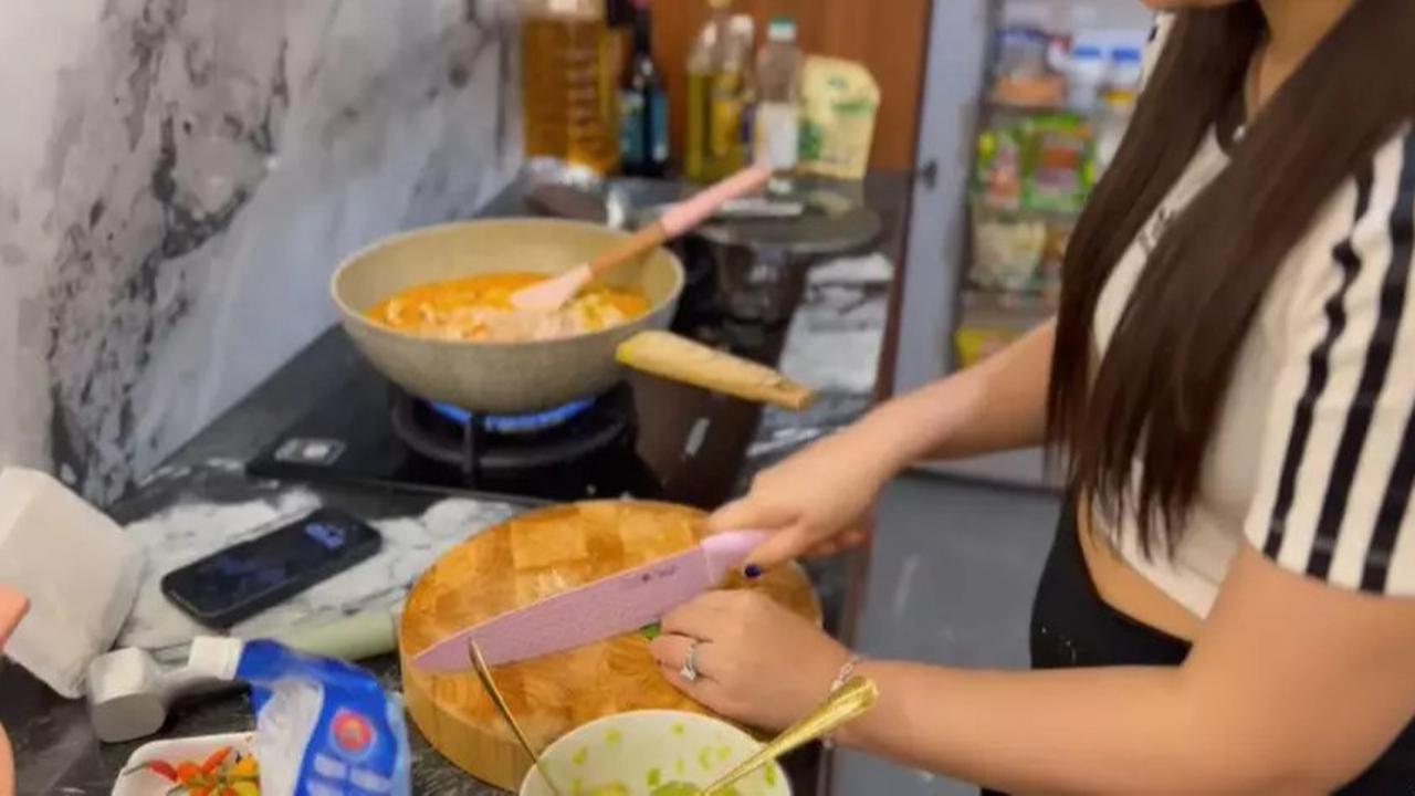 Potret Dapur Happy Asmara Bergaya Modern dengan Granit Nuansa Abu-abu, Sentuhan Kayu Hadirkan Kesan Homey