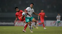 Pemain Timnas Indonesia U-19, Rabbani Tasnim Siddiq berebut bola dengan&nbsp;pemain Myanmar, Lann Sang Aung dalam pertandingan babak penyisihan Grup A Piala AFF U-19 yang berlangsung di Stadion Patriot Candrabhaga, Bekasi, Minggu (10/7/2022). (Bola.com/M Iqbal Ichsan)