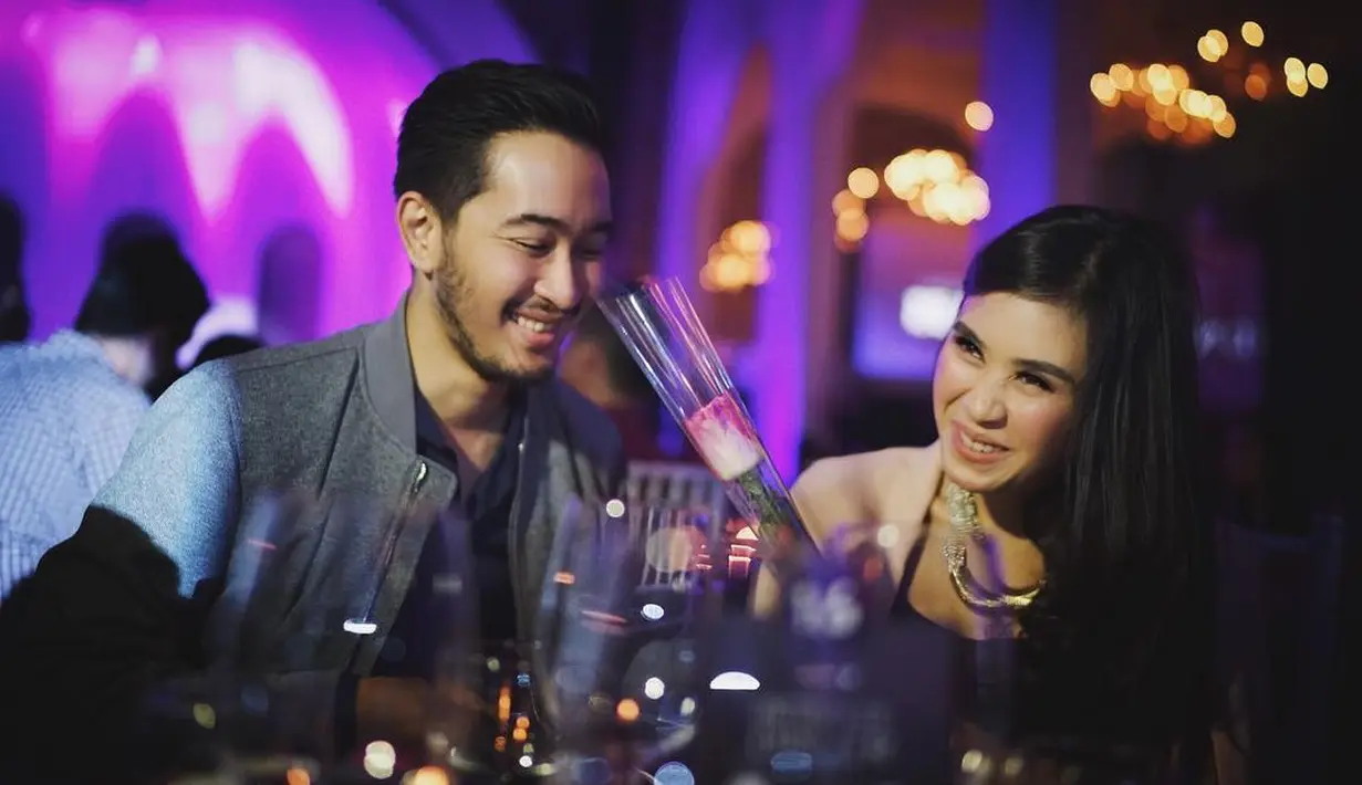 Jeje Govinda resmi melamar Syahnaz Sadiqah pada 12 November 2017 silam. Pasangan ini akan menikah pada 21 April 2018 di Bandung, Jawa Barat dengan memadukan konsep nasional dan internasional. (instagram/ritchieismail)