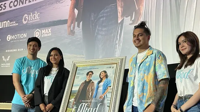 Kevin Julio dan Indah Permatasari di peluncuran poster dan trailer film Akad