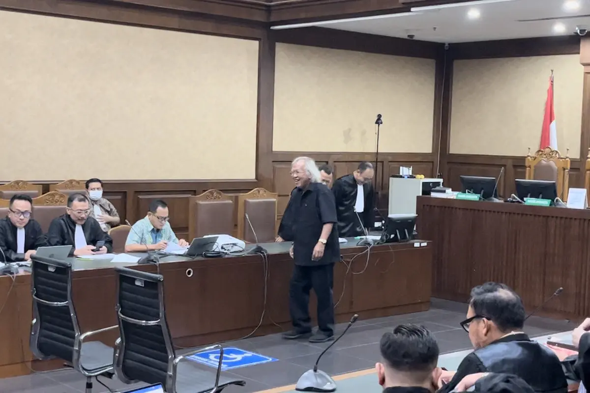 Politisi senior PDI Perjuangan (PDIP) Panda Nababan hadir dalam sidang lanjutan Sekjen PDIP Hasto Kristiyanto, Jumat (16/5/2025).