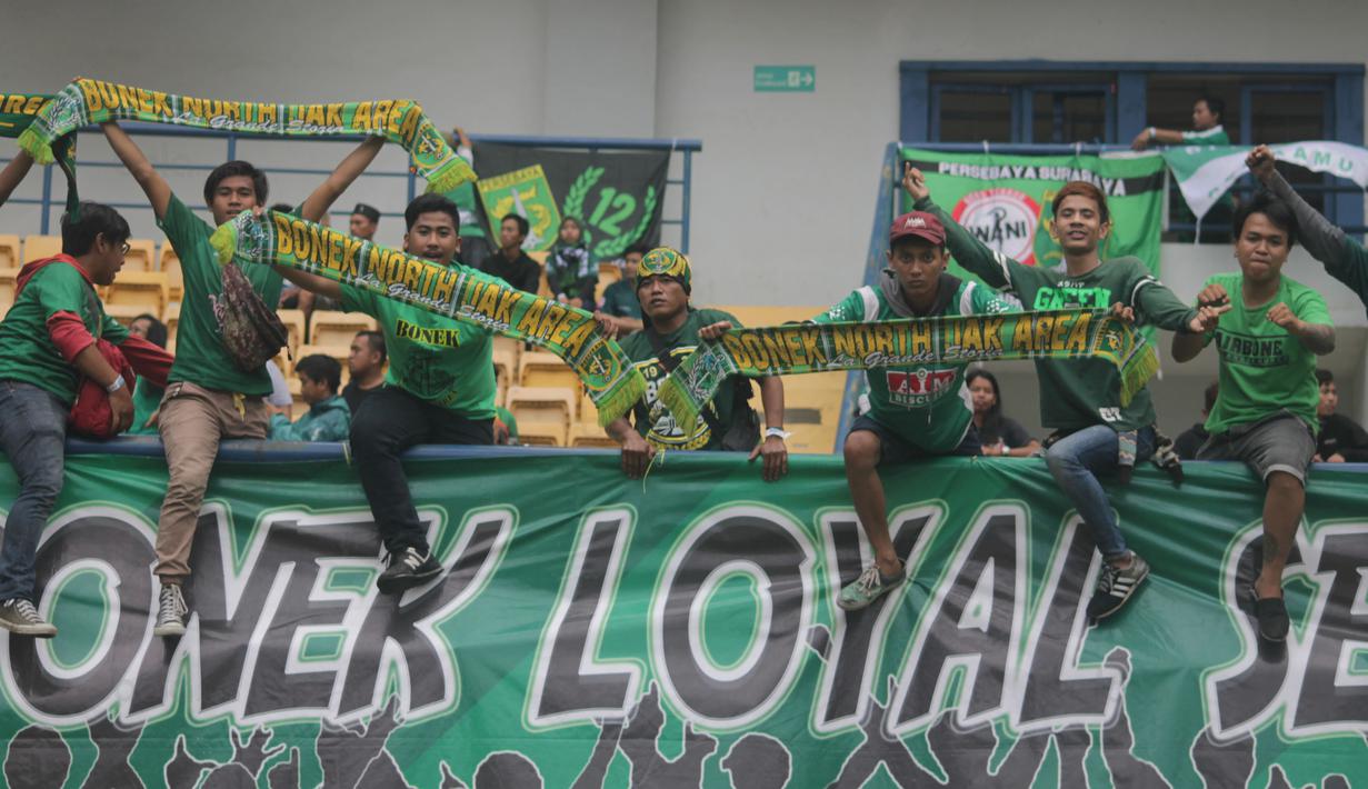 Bonek membentangkan syal saat mendukung Persebaya melawan PSIS Semarang dalam laga perdana babak 8 besar Grup Y Liga 2 Indonesia di Stadion GBLA, Bandung, (15/11/2017). Persebaya menang atas PSIS Semang 1-0. (Bola.com/Ronald Seger)